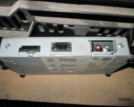 Блок управления цифрового радиотюнера на Audi А4 2005-2008 2