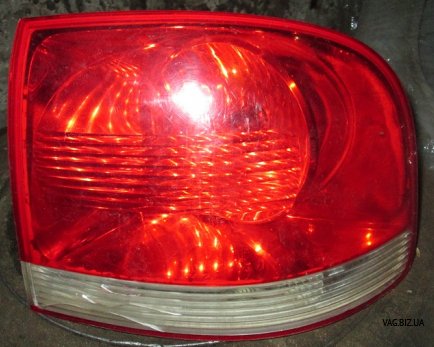 Фонарь задний правый наружный (до 2006 года выпуска) на Volkswagen Touareg 2002-2010 1