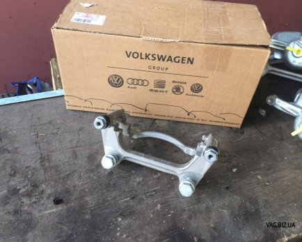 Скоба суппорта правая на Volkswagen Golf 7 с 2014 3