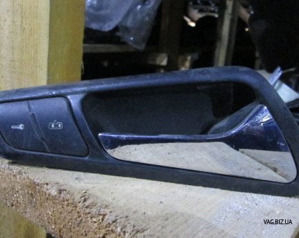 Ручка (рычаг привода дверного замка) правая внутренняя на Volkswagen Passat B6 2005-2010 1