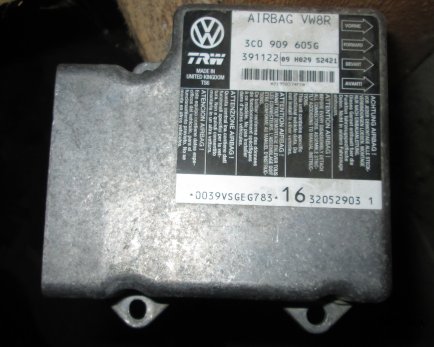 Блок управления подушками безопасности на Volkswagen Passat B6 2005-2010 1